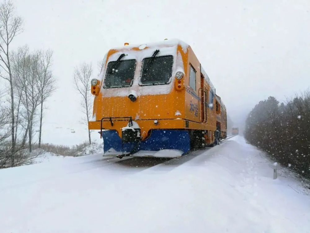 "打雪仗" (线路融冰除雪作业) 可是铁路人一项重要的 "健身运动"