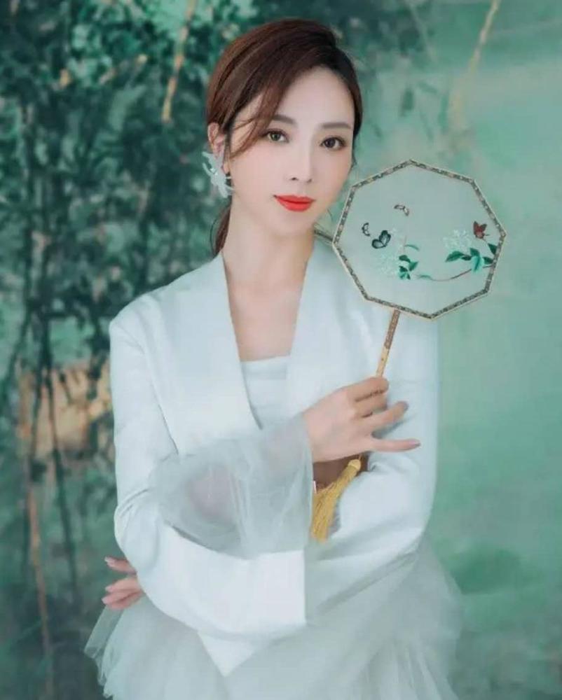 央视主持人李思思拍写真一袭白衣古风感十足但单看脸太网红