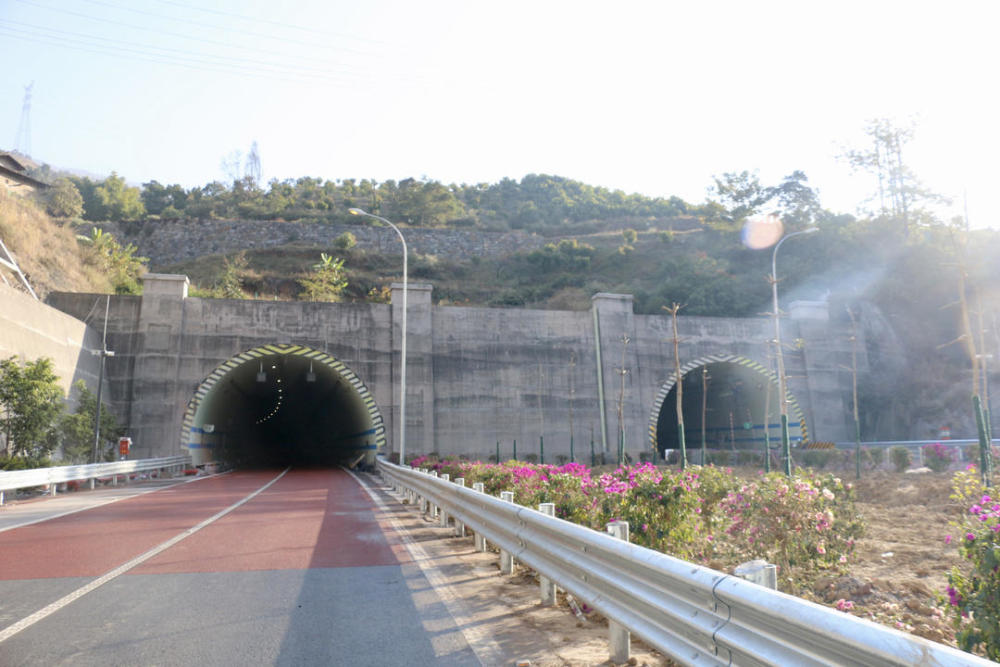 攀大高速四川段宝鼎2号隧道