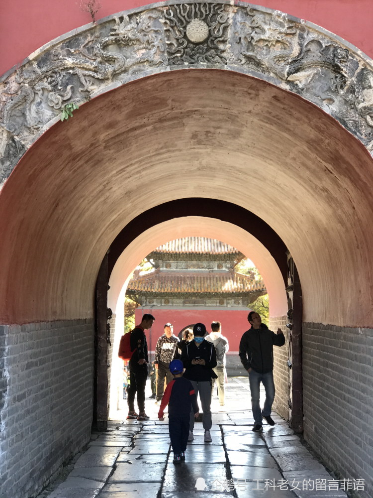 隆恩门是单体拱形门洞,券脸石上有二龙戏珠,云纹等图案.