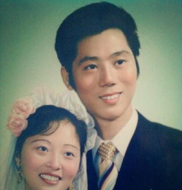 据悉,李成儒与第一任妻子1984年相识,一年后相爱的两人步入婚姻殿堂