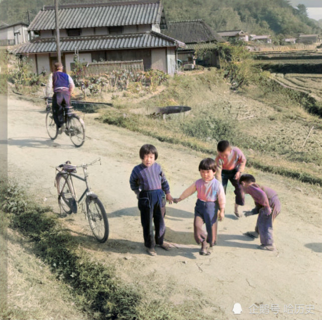 老照片:1960年代日本农村,语文课学中国古诗,男生练柔道女生学插花