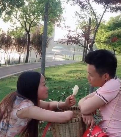 "连体夫妻"走红后分开,无腿丈夫抛弃断臂妻子,人性底线在哪?