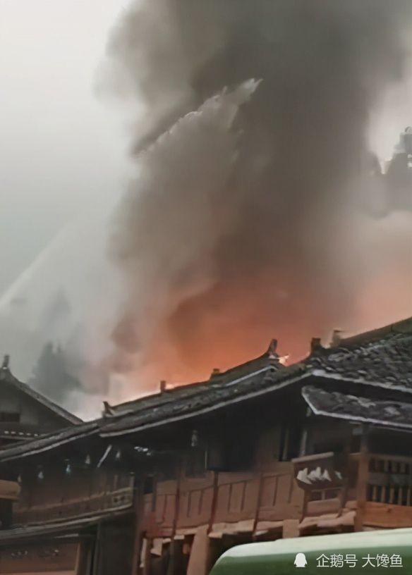 黔东南州西江千户苗寨景区突发大火,木质房屋被浓烟