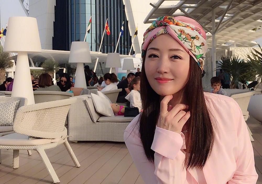杨钰莹近照曝光,49岁赘肉加身胖成何洁,网友慨叹女神老了
