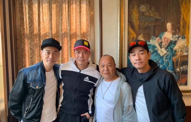 古惑仔男神重聚,67岁曾志伟坐c位,53岁陈小春近照略显
