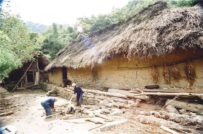 石首农村:茅草房,泥土房,砖瓦房,一家盖房全村帮忙