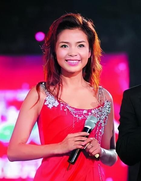 央视美女主播朱迅,对抗病魔16年,光鲜亮丽的背后是怎样的人生