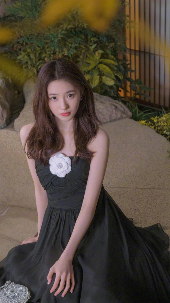 新任谋女郎来了,刘浩存全新活动造型壁纸,穿黑裙子的精灵少女