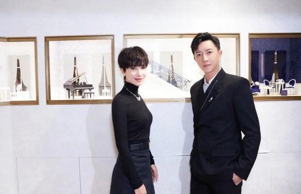 韩庚夫妇罕见同框,同穿黑色系宛如情侣装,十指紧扣恩爱甜蜜