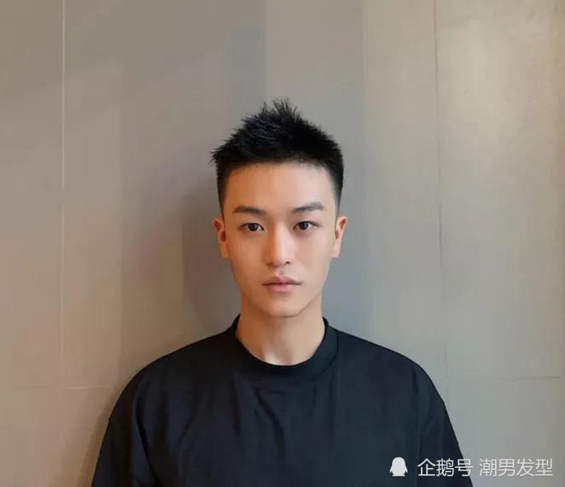 但是还是有很多款式可以选择的,比如说像上面这款瓜子头发型,两边的