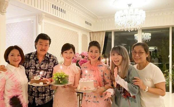66岁赵雅芝借豪宅庆生!穿粉色裙编发似少女,合照时老公搂错人