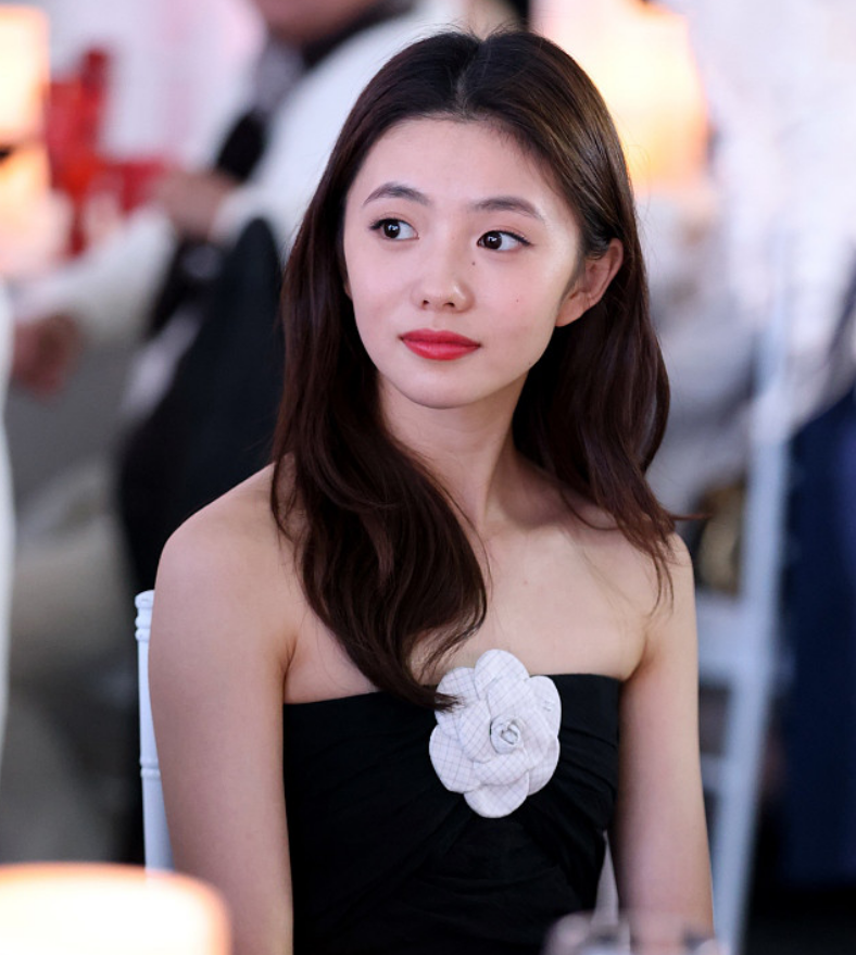 新谋女郎生图曝光肤色黑法令纹显老这颜值能接周冬雨的班吗