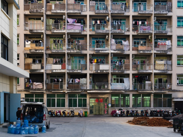 华航文具有限公司已经清空的员工宿舍. 李美娟和丈夫一直住在工厂里.
