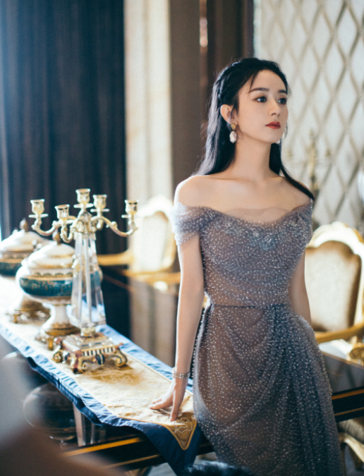 赵丽颖挑战红色婚纱,v领秀出奶妈身材,网友:身材也"幂