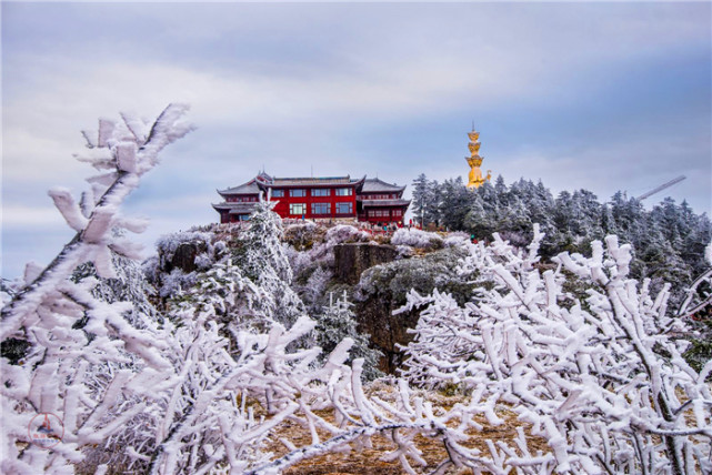 冬天的峨眉山,山顶宛如仙境,好像走进了天宫一样