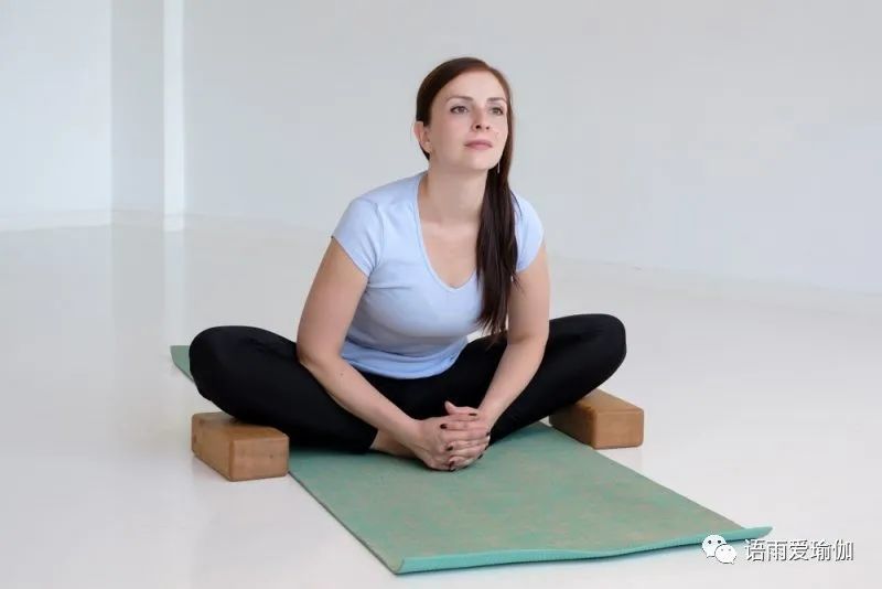 初学瑜伽,如何完成一个完美的莲花坐,试试这样练习