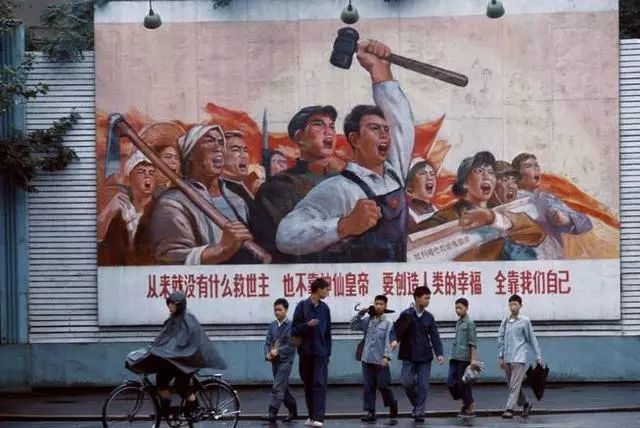 80年代中国老照片:街头标语随处可见,你还知道多少?