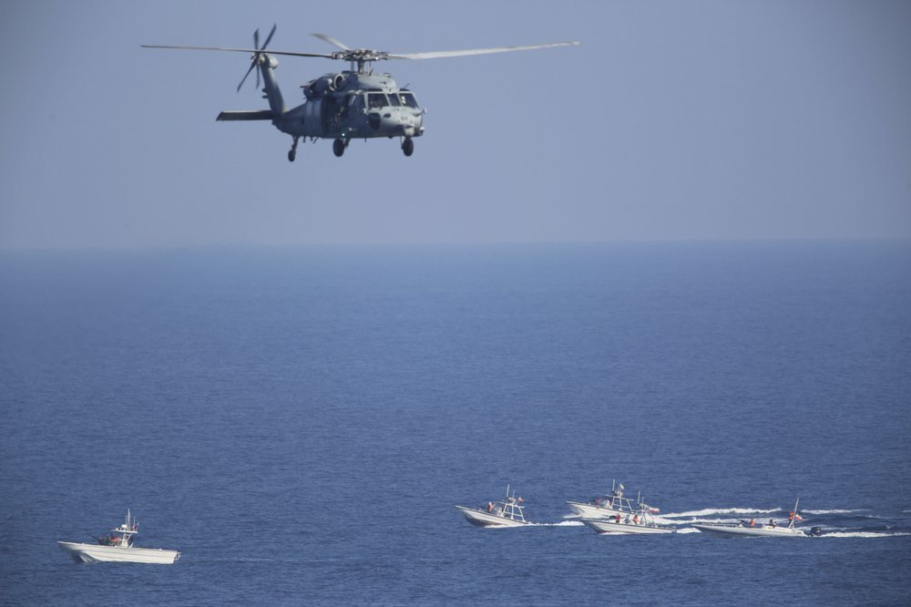 2018年12月21日,美国mh-60"海鹰"直升机在霍尔木兹海峡上空飞过伊朗