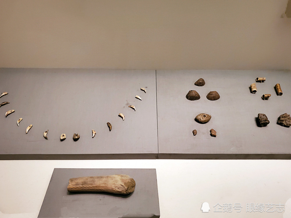 旧石器时代晚期的人类已经有了一定的丧葬习俗,石器等装饰品已经成为