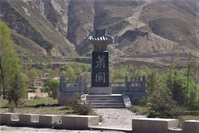 在六盘山下,宁夏蒿店镇与平凉安国镇相交,这里谷依群峰,关临深谷,两山