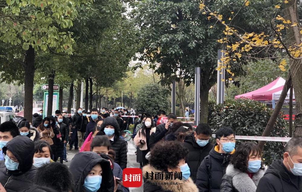 封面新闻记者探访郫都区核酸检测点现场排起长队市民心态平稳
