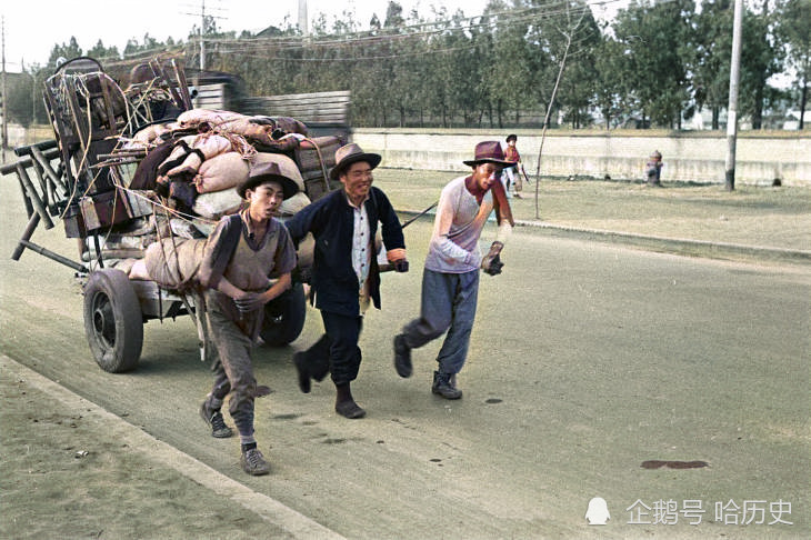 一家人拉着车装满所有家当,离开南京.