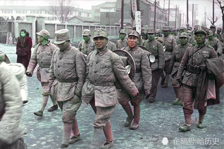 穿过南京街头的国民党部队,估计是抓的壮丁,士兵没携带武器,长官有
