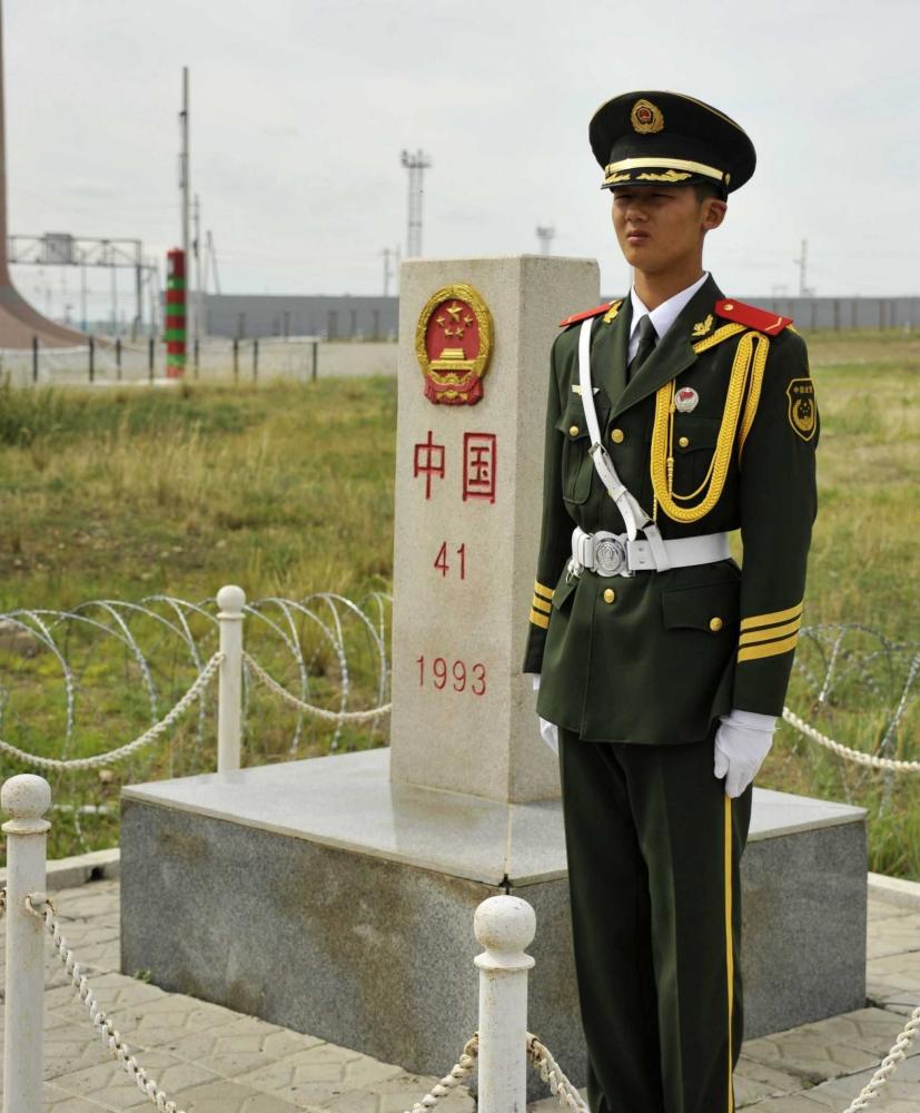 有两名士兵在站岗为什么只有一人持枪20多年前的教训太惨痛