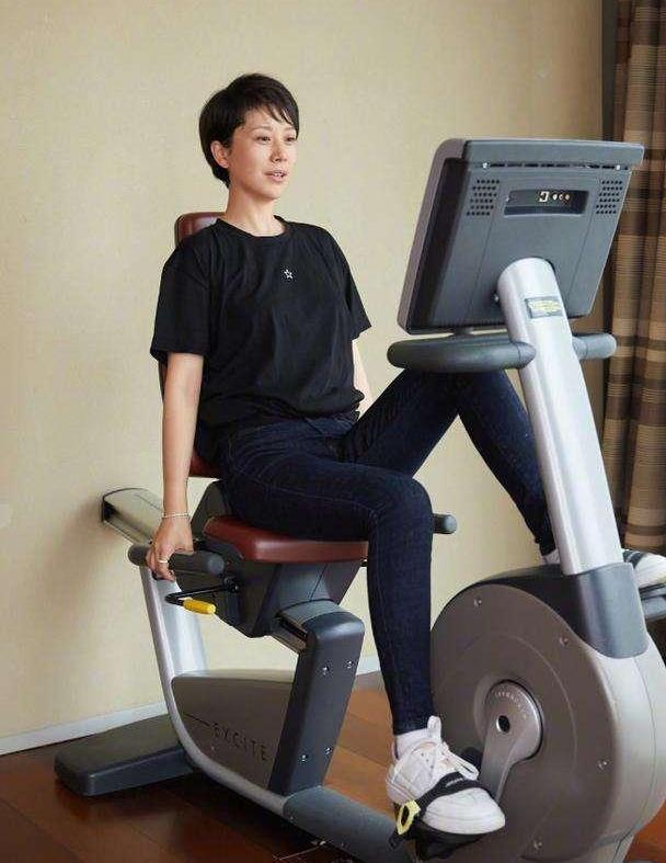 海清素颜真实,面容憔悴气色不佳,更别说脸上的皱纹有多清晰了!