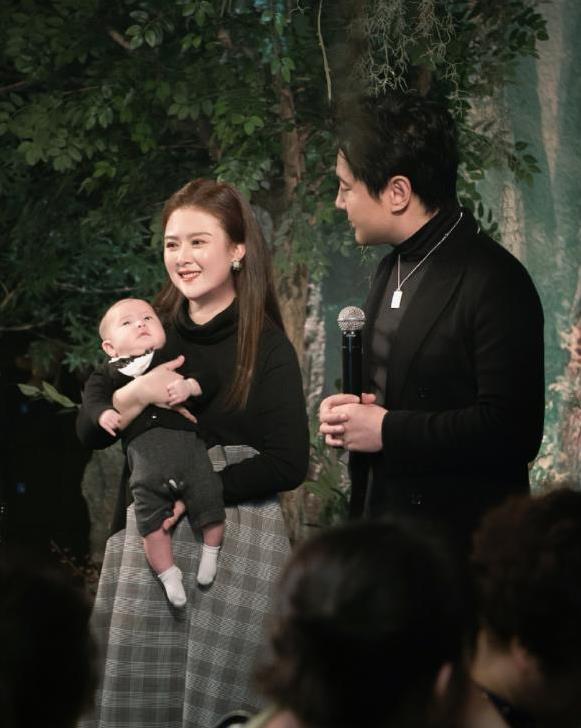 沈腾老婆王琦五官好精致,虽抱着娃亮相,也不忘一家三口打扮一致