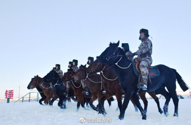 帅边防战士雪中策马奔腾