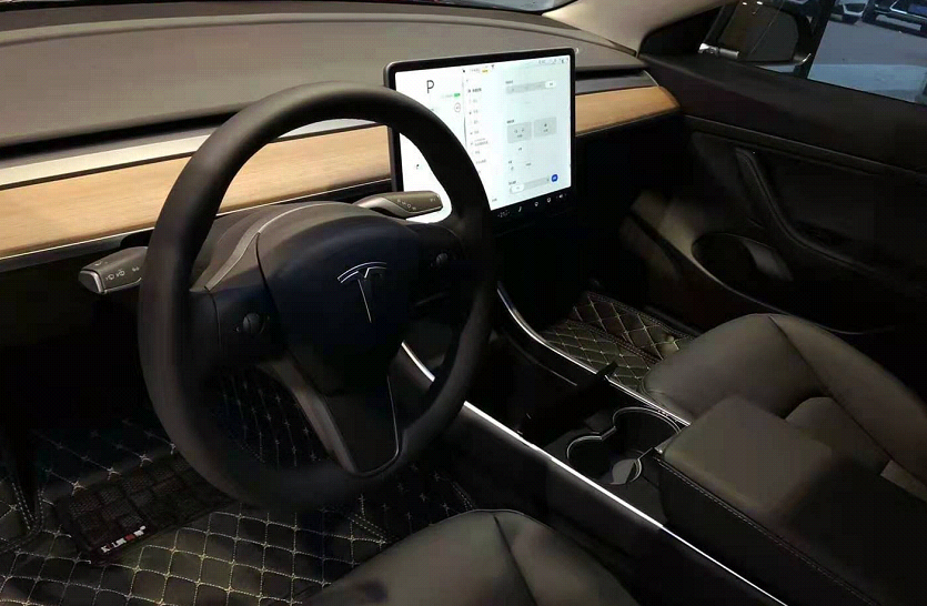 实拍:特斯拉model 3才25万,外观轿跑,内饰粗糙能忍?