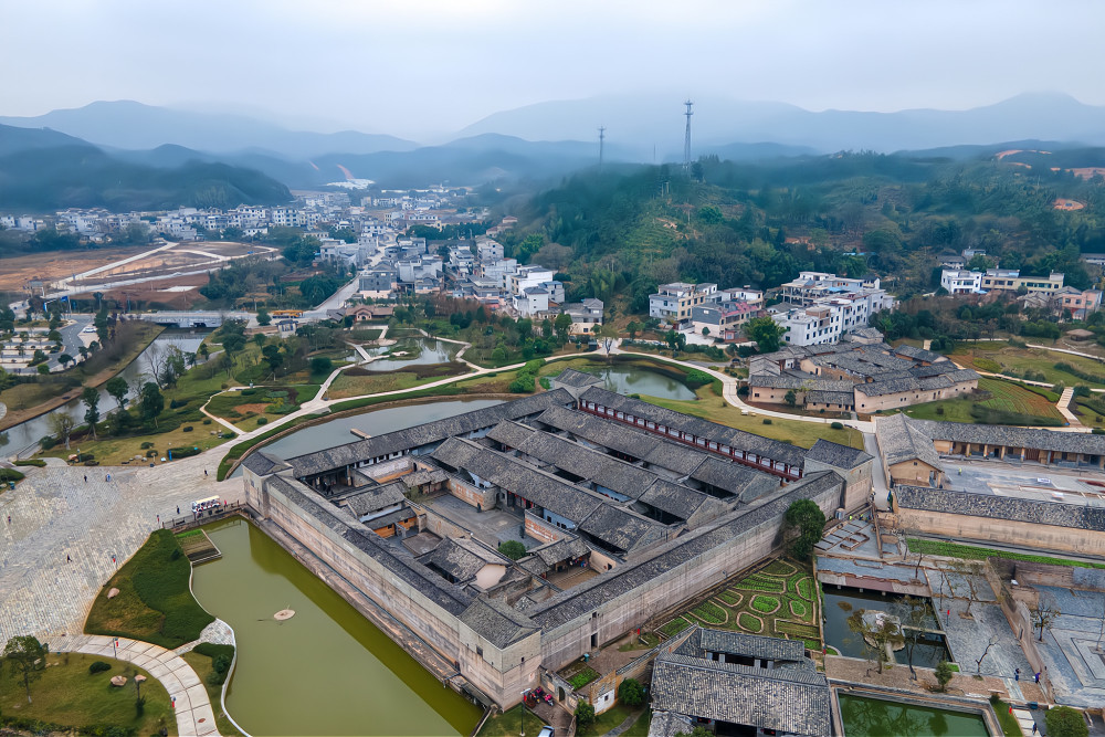 它是赣南客家围屋的代表,历时29年时间建成,建筑规制堪比皇宫