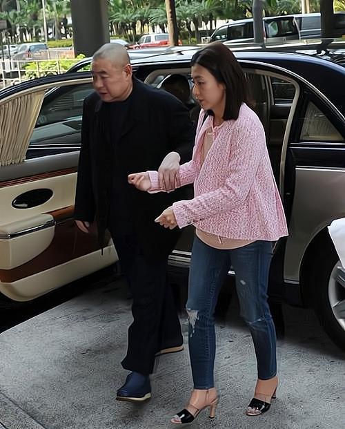 甘比也太会穿了吧,小香风配破洞裤简约却很高级,难怪能嫁豪门