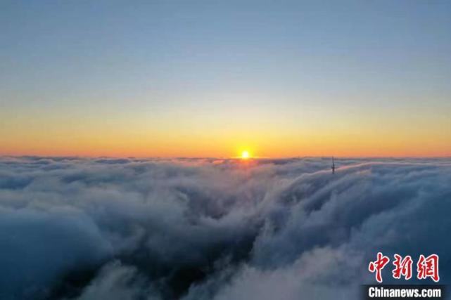浙江云和白鹤尖现瀑布云海奇观