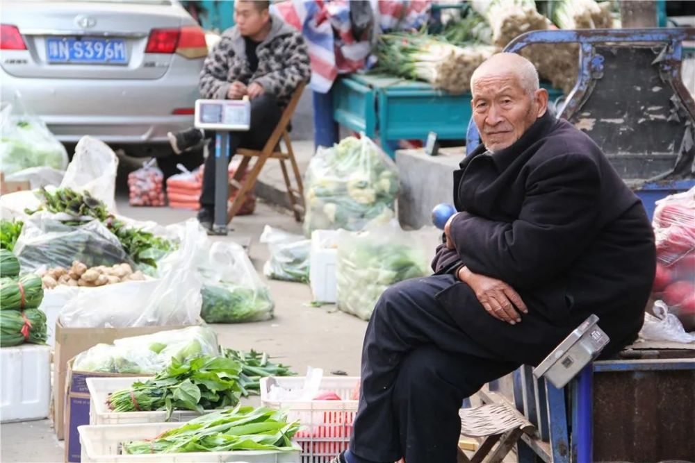永城街头卖菜的老人不愿用手机收钱,背后原因让人心酸