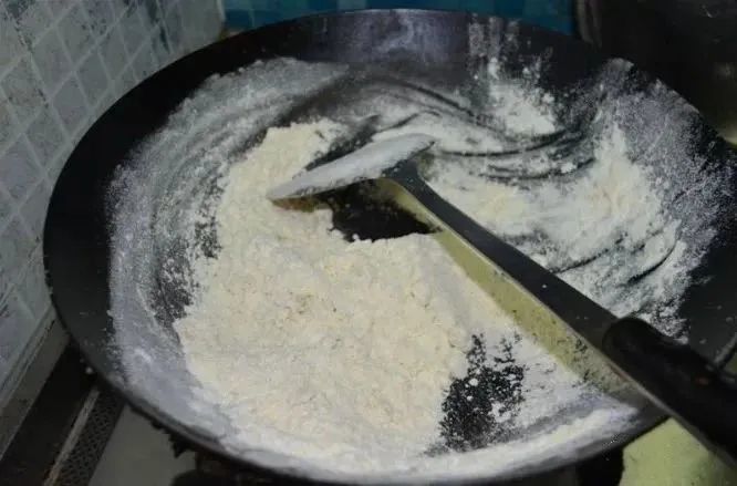 炒面就是把小麦面粉 在大铁锅里,用文火慢慢炒成咖啡色 就成了一道
