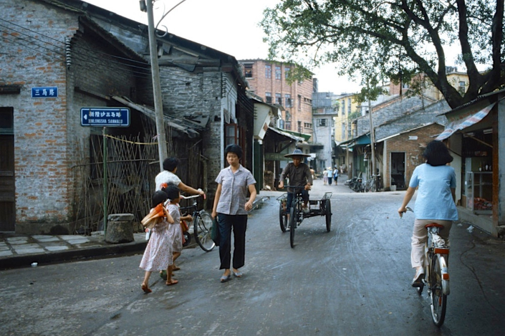 80年代的广州,荔湾区新隆沙三马路街景.