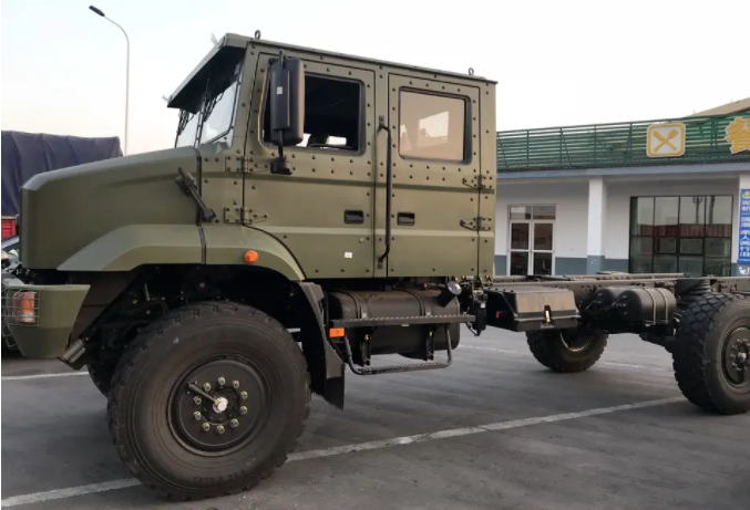 5吨级的4x4轻型高机平台增加一轴,这种6x6的平台如今122mm和红箭10都