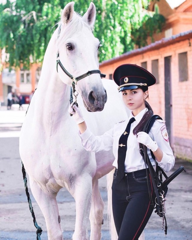 最近,俄罗斯女骑警达里亚·尤苏波娃(darya yusupova)发布了新照片,而