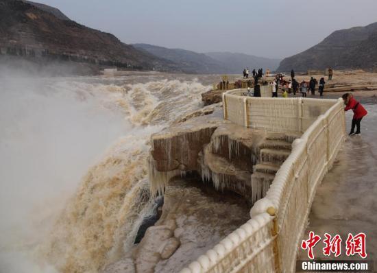 壮观黄河壶口瀑布现流凌冰挂景观