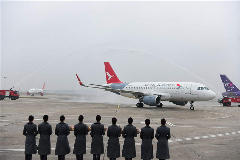 长沙黄花国际机场举行"过水门"仪式 迎接首架湖南航空涂装飞机