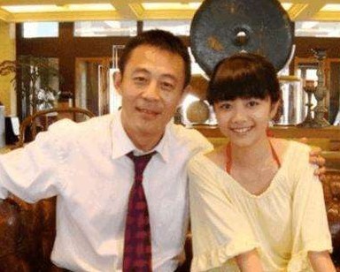 50岁侯勇再娶20岁娇妻,被"抛弃"的前妻潘雨辰,42岁嫩回18岁