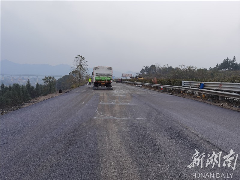 廖声田 田育才)今天,在g5515张南高速公路k17 800地质灾害点右幅路段