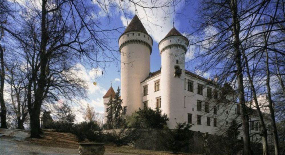 该城堡最初建于13世纪,原本是一座哥特式建筑,后来改建成 巴洛克风格.