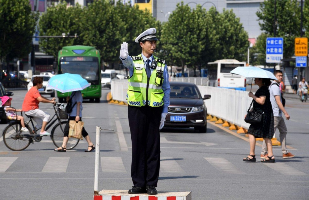 "假交警"站岗越来越多,车主希望取消:我们不是怕被扣分