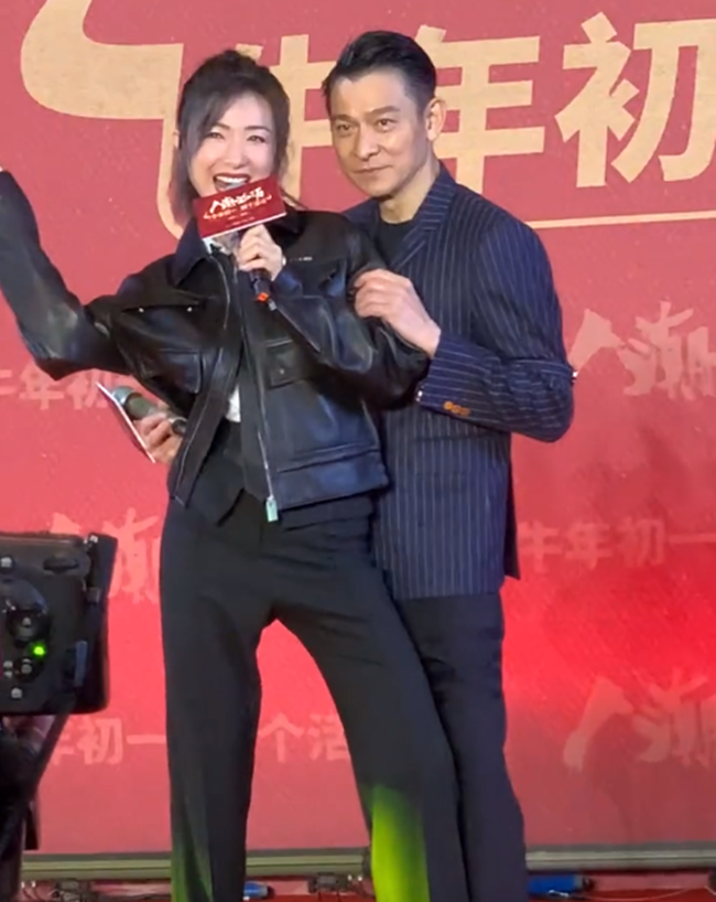 万茜和贾玲争风吃醋刘德华把万茜抱在怀中隔空飞吻求生欲太强