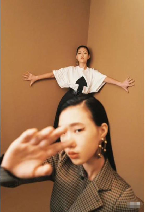 小s女儿丑照流出,大女儿一改往日高冷脸,对镜头扮鬼脸超可爱