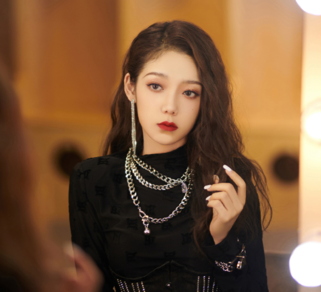 希林有女人味,陈卓璇飒气哈喽小伙伴们,硬糖少女303近期又晒出了一组